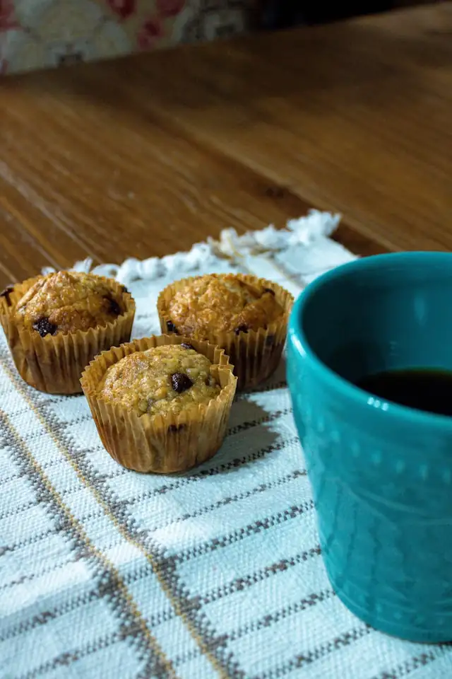 Leckere selbstgemachte Maisbrot-Muffins mit Thymian, aus natürlichen Zutaten, als herzhaften, nährenden Snack.